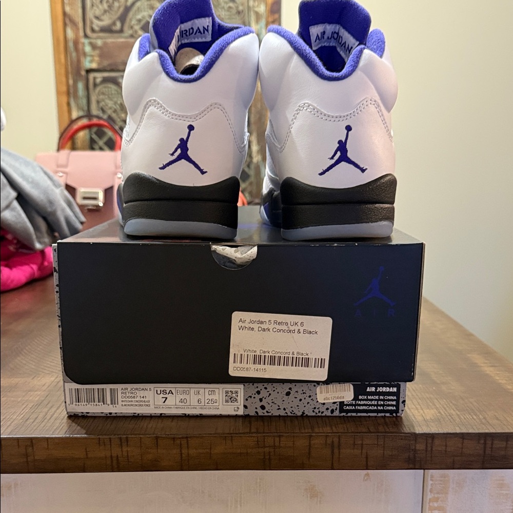 Jordan Athletic Shoes White and Dark Concord